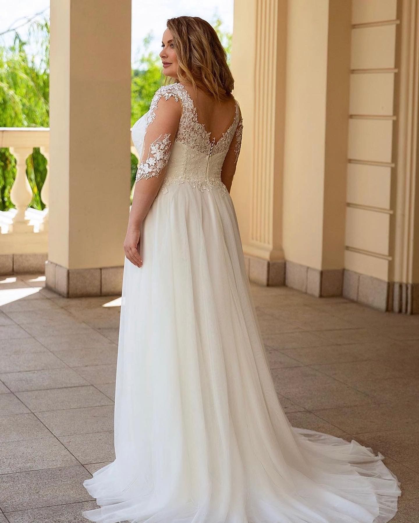 Abgebildet ist die Rückseite eines Brautkleides in Übergröße.