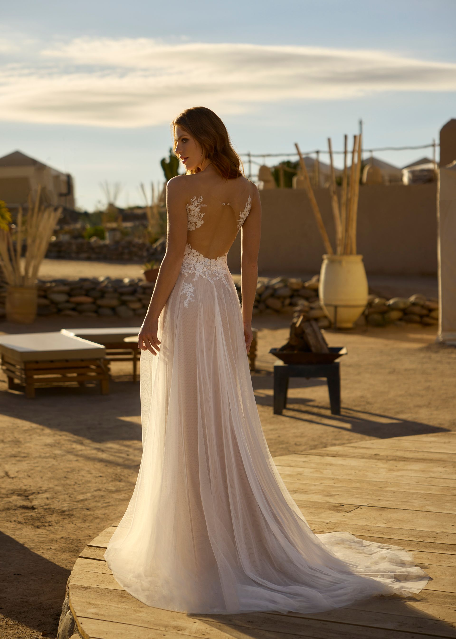 Zu sehen ist der Rücken einer Frau im Brautkleid.