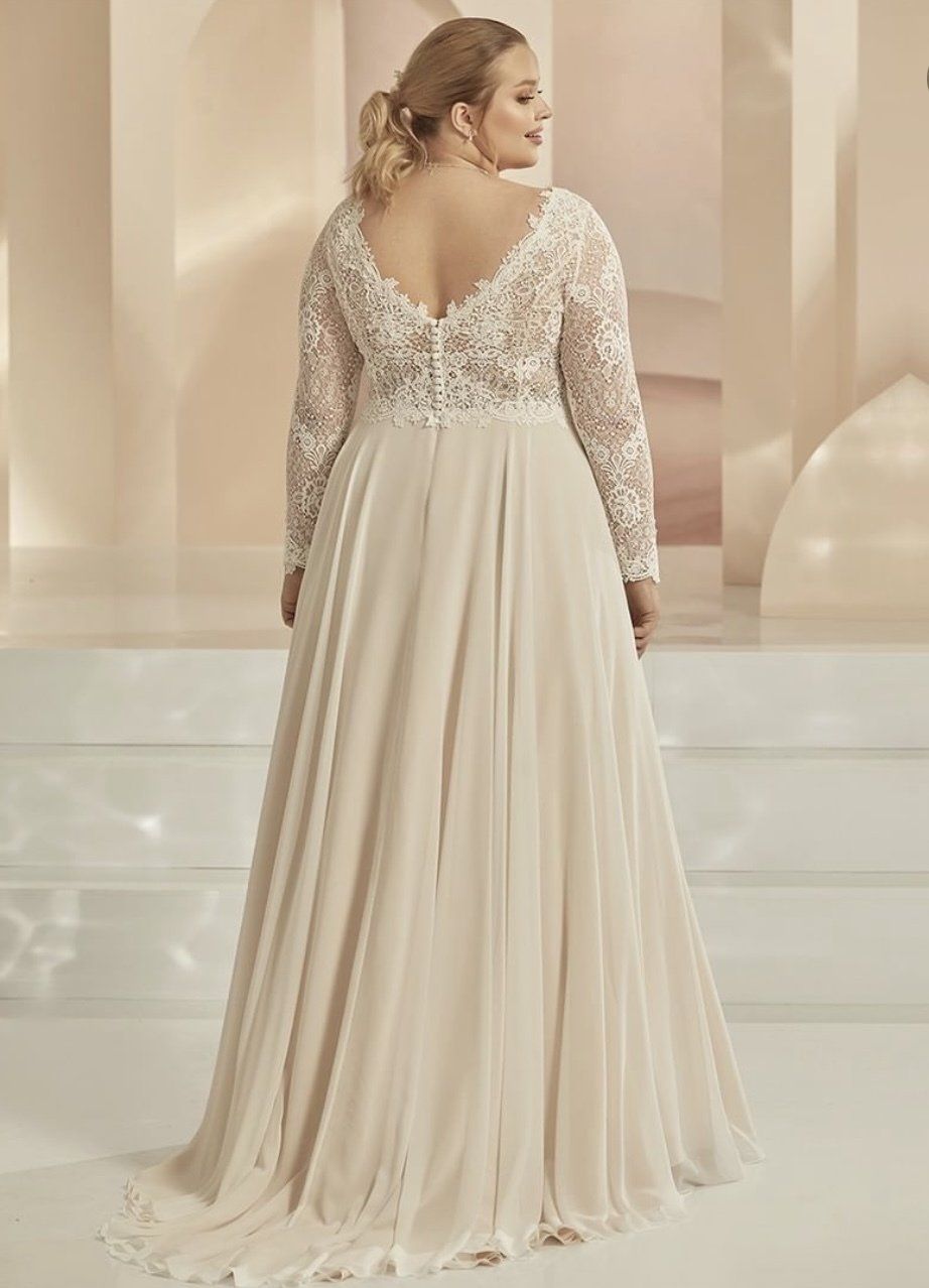 Die Rückseite eines Übergrößen-Brautkleides mit langen Ärmeln.