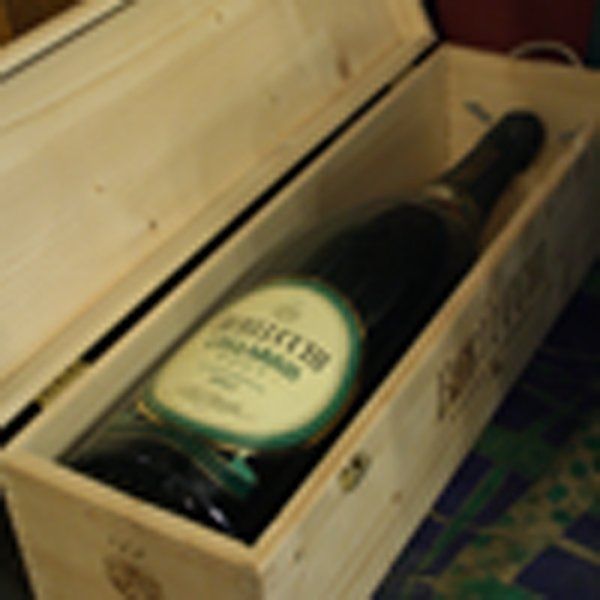 bottiglia di vino dentro un contenitore in legno