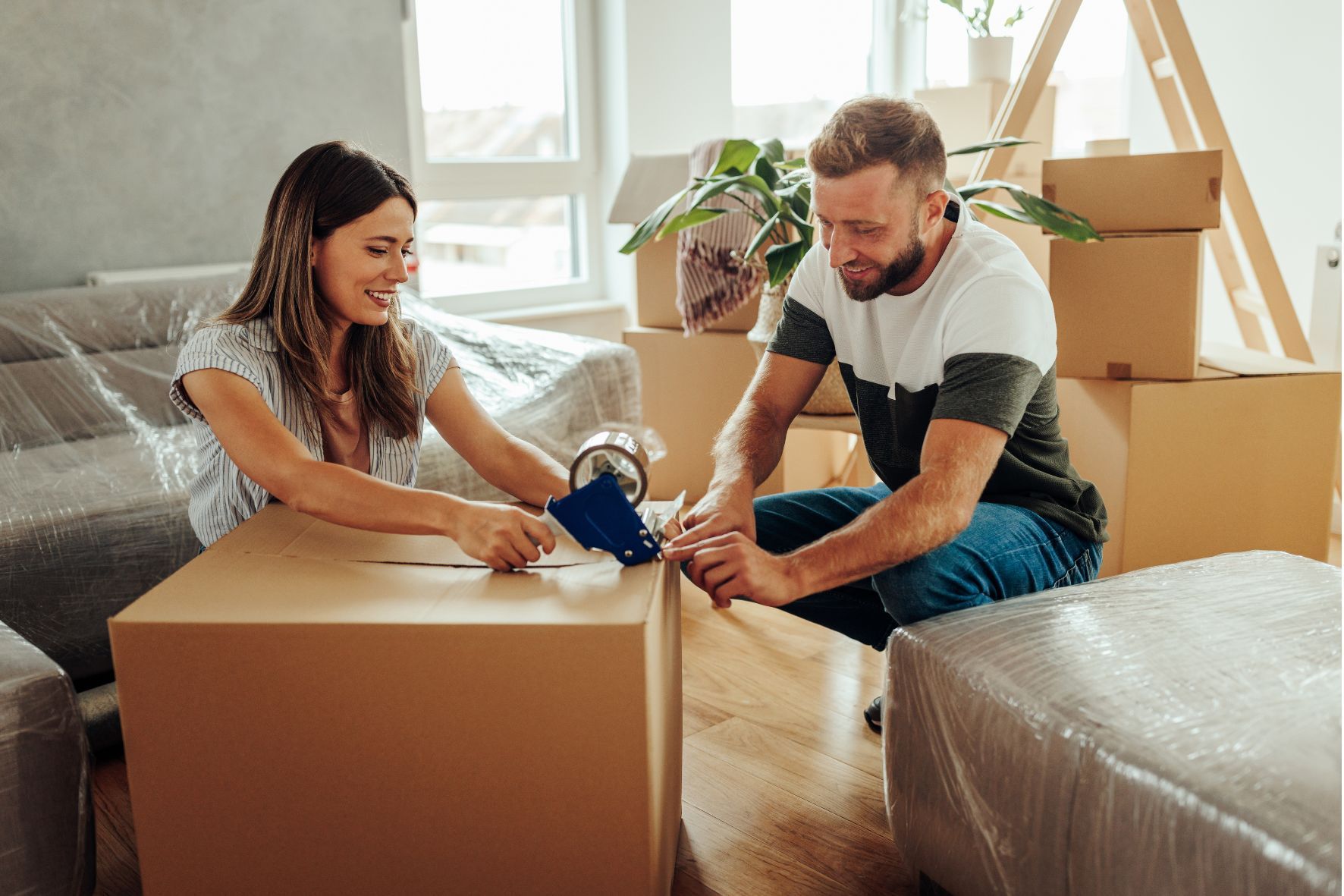 Couple packing belongings to move house