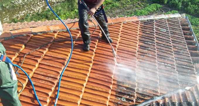 limpiar tejado de una vivienda unifamiliar con agua a presión en Medinaceli, Soria
