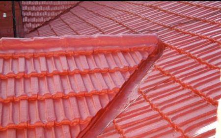 restauración de tejado, aplicar pintura impermeabilízate en tejado de tejas de Garray, Soria