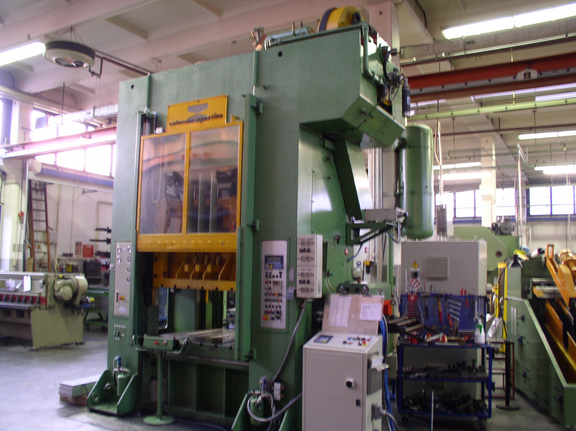 Macchina per tranciatura metalli