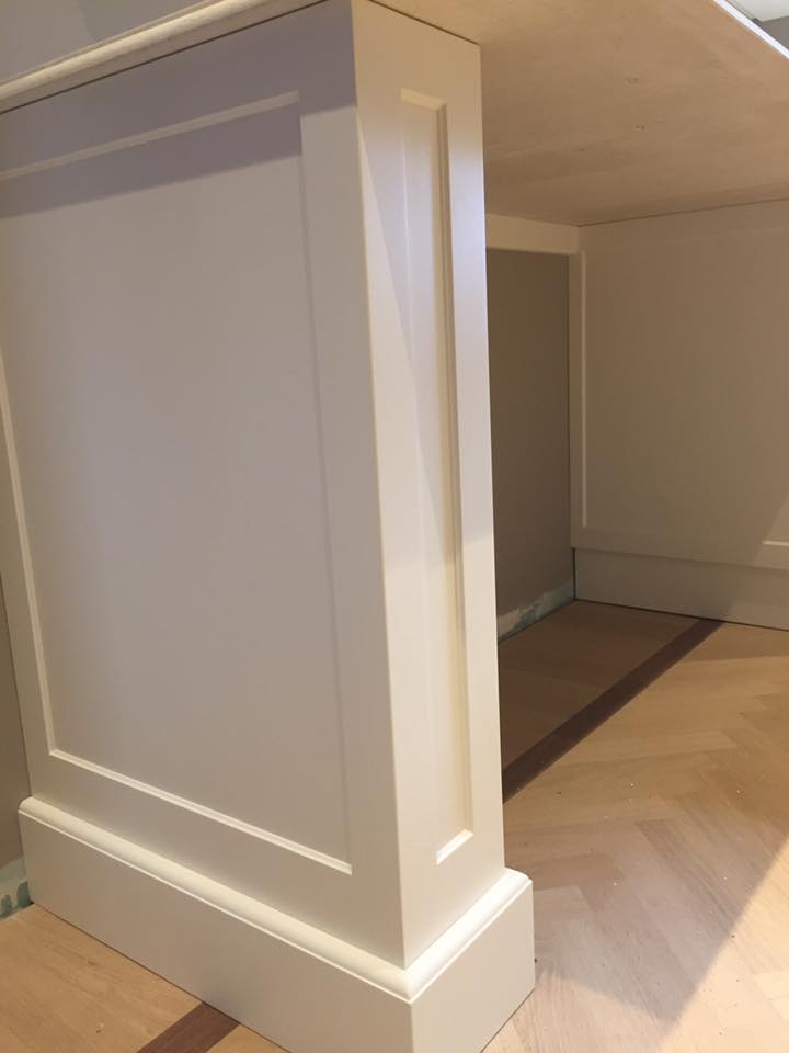 Boiserie in legno verniciato