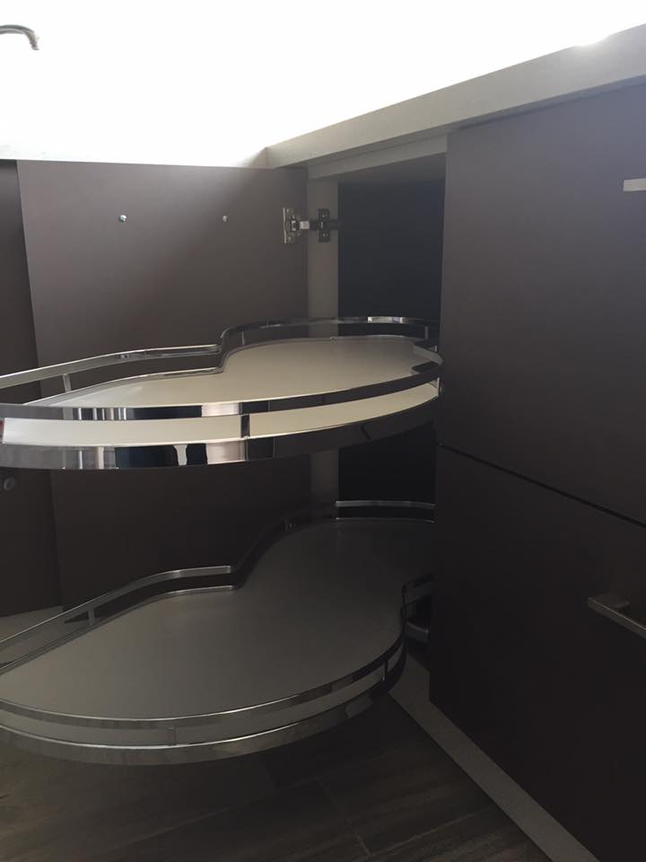 Dettaglio cucina su misura in legno