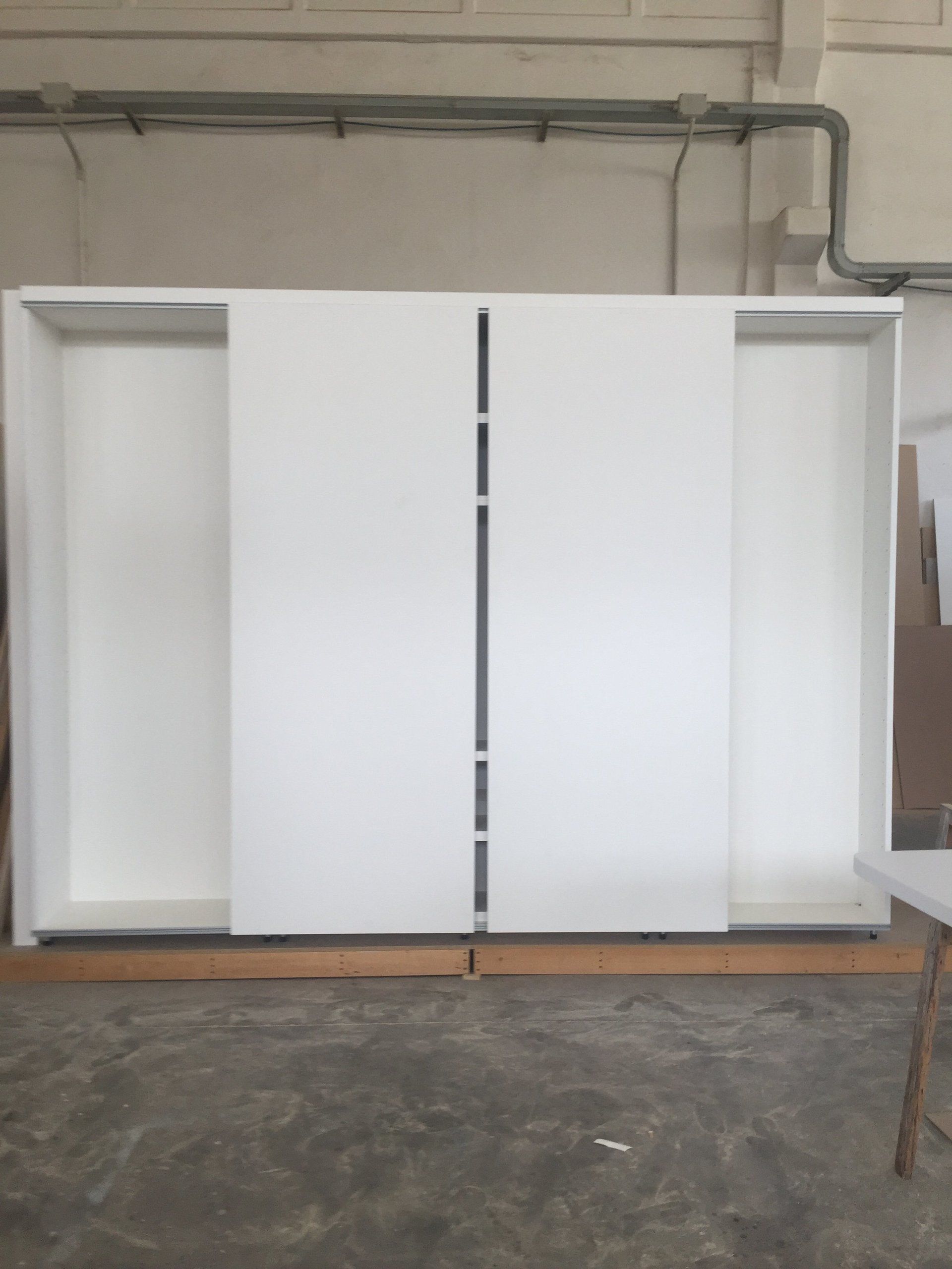 armadio bianco chiuso