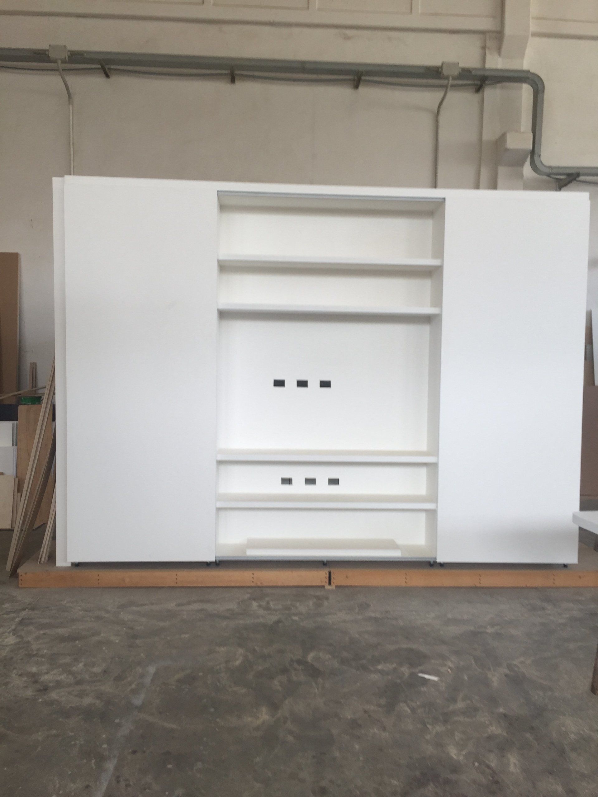 armadio bianco aperto