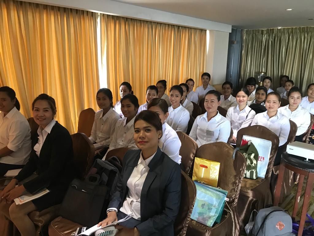 A group of people are sitting in chairs in a room.