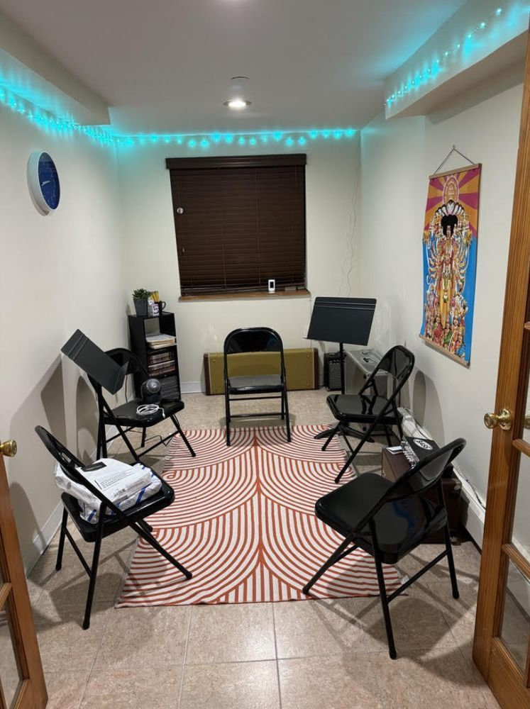 A group of chairs are sitting in a circle in a room.