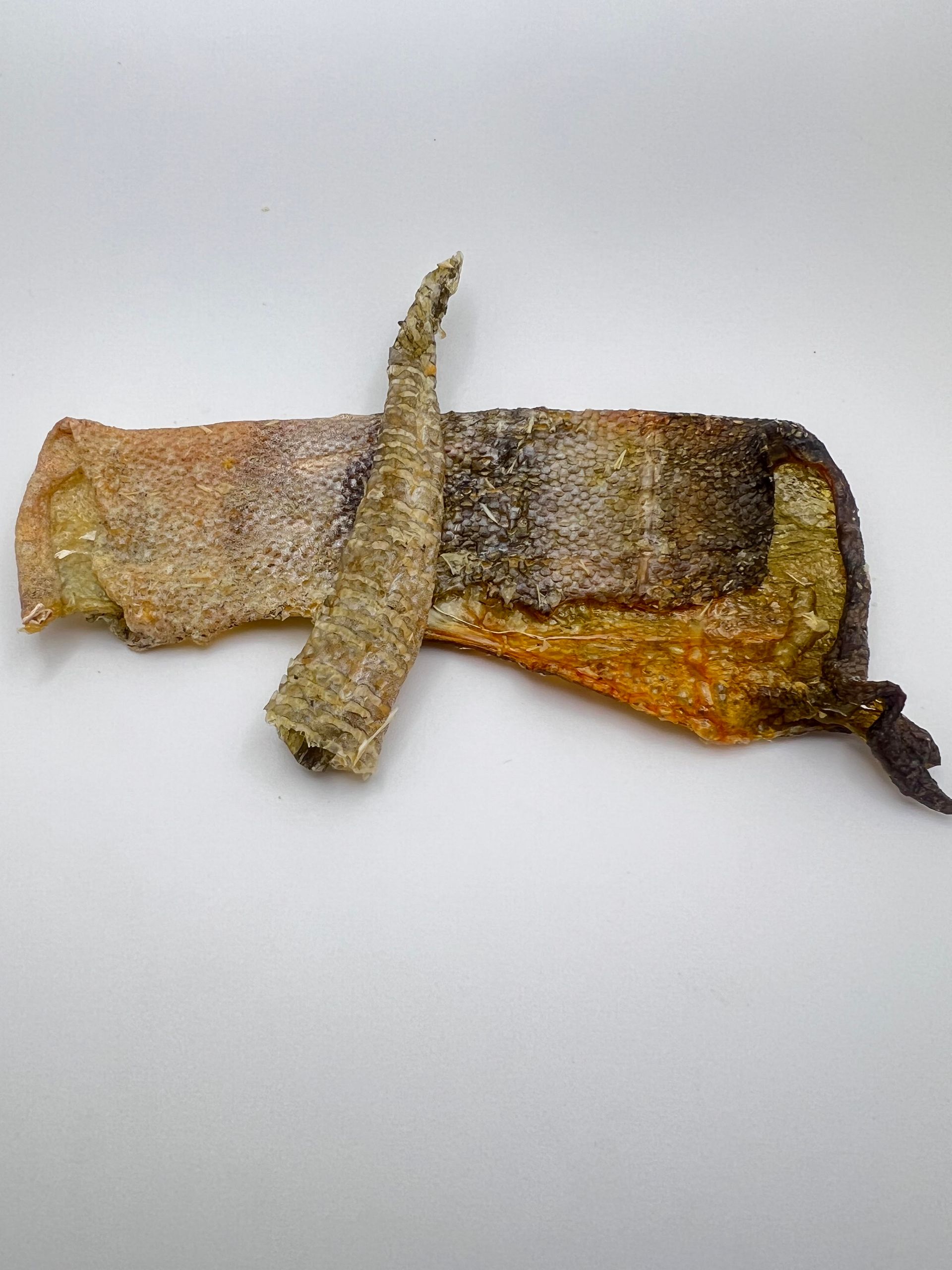 Small arrangement of freeze-dried cod skin treats