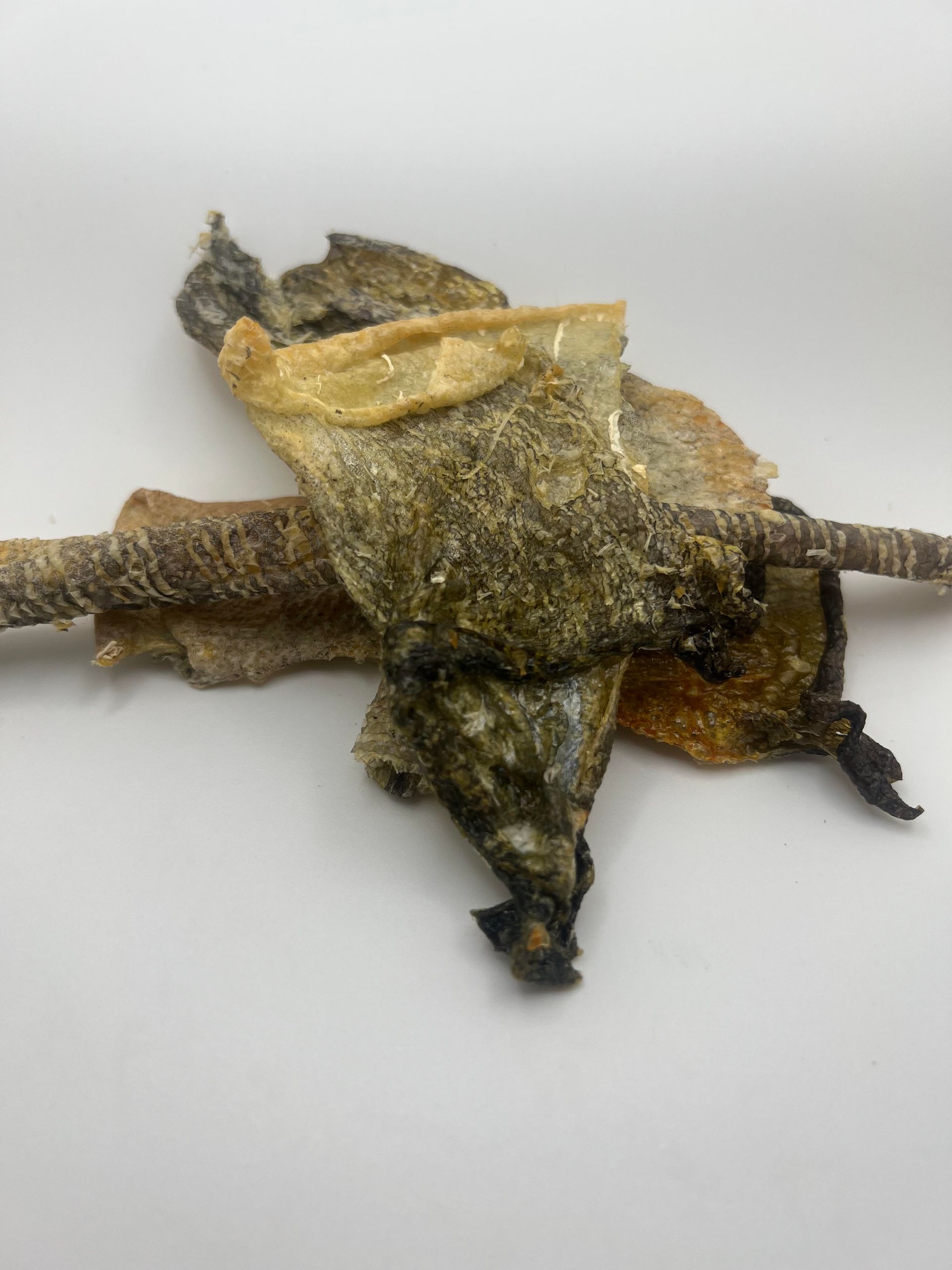 Small arrangement of freeze-dried cod skin treats