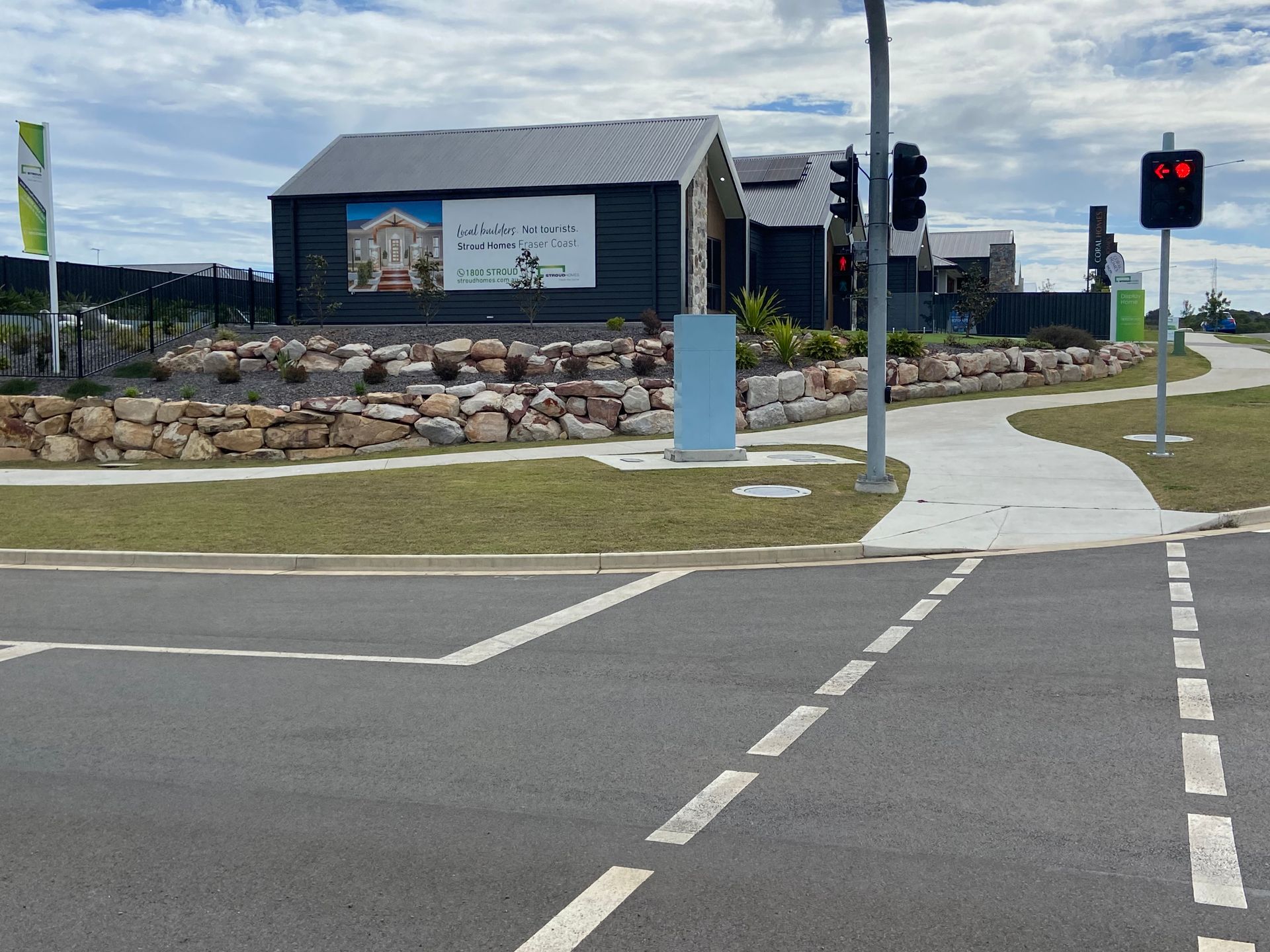 A Road Intersection with A Traffic Light Showing Red — A1 Rock This City Truck & Dog Hire In Good Night, QLD
