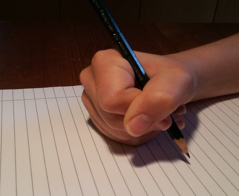 falsche Stifthaltung führt zu einer Verkrampfung, Schmerzen beim Schreiben, Sauklaue, schlechte Schrift