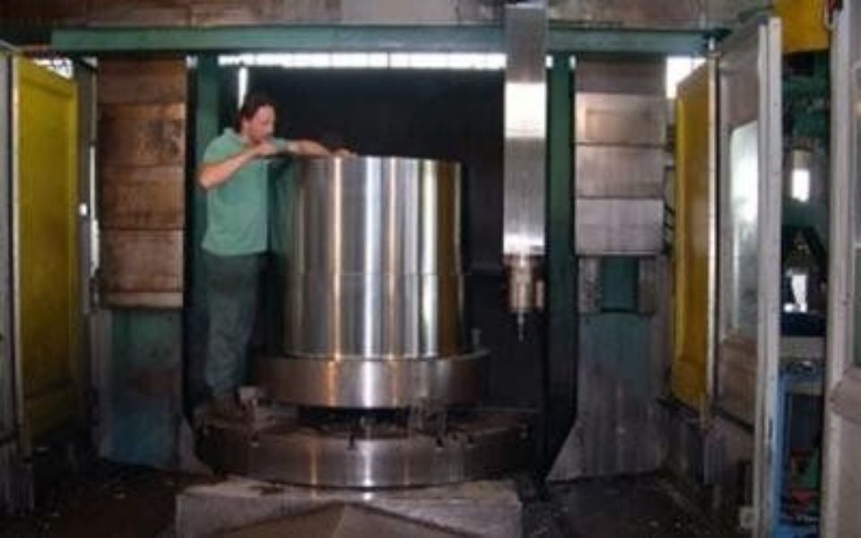 Operatore e tornitura a Milano verticale