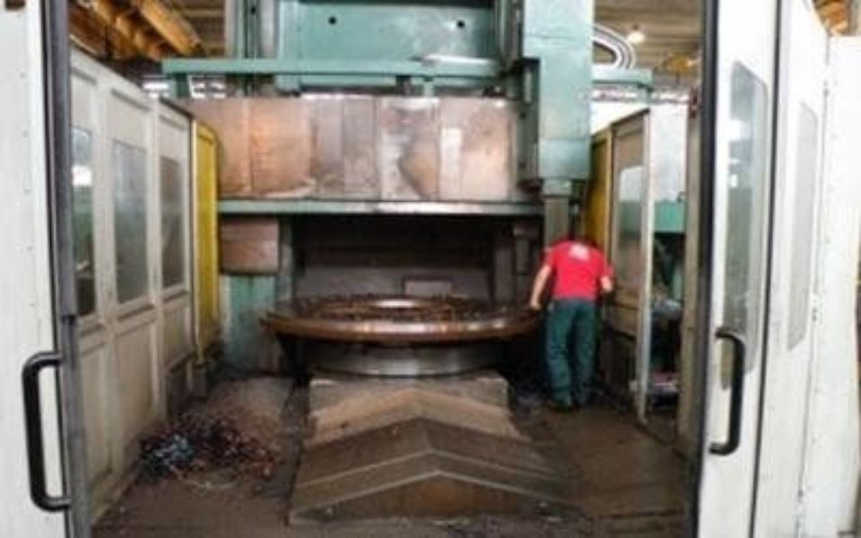 Utilizzo tornio verticale per tornitura a Milano