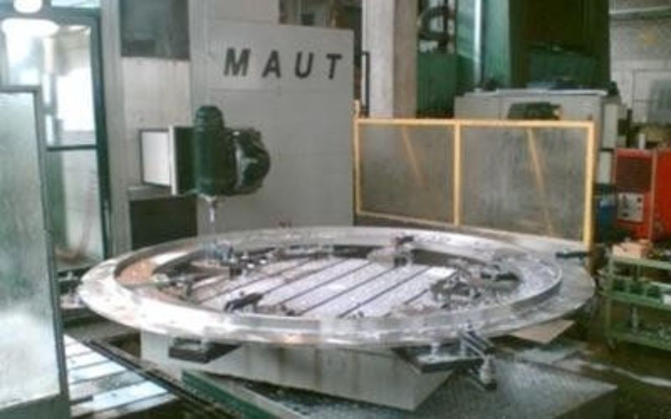 Fresatura a Milano a montante mobile Maut KS in azienda