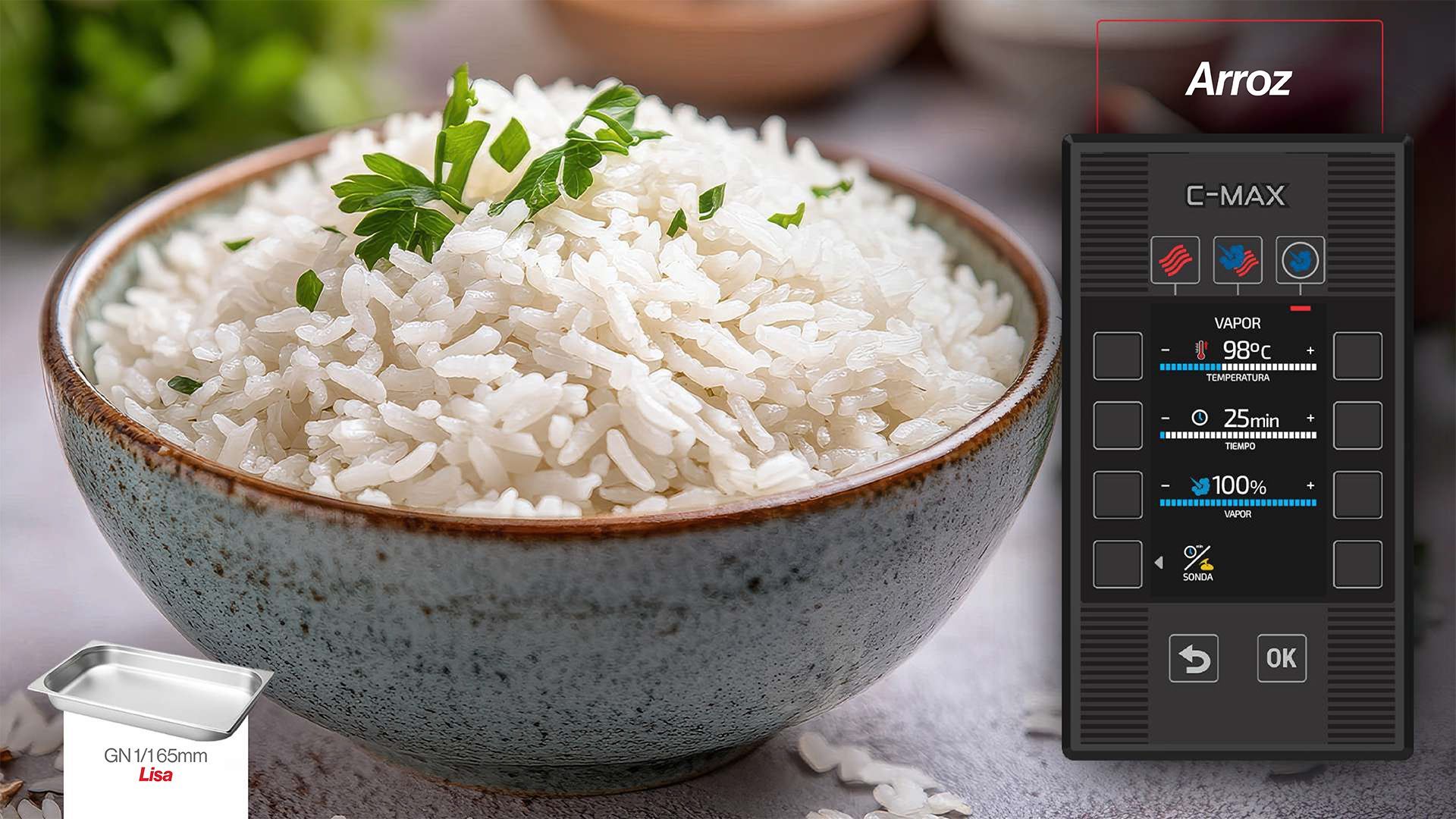 Un tazón de arroz blanco al lado de una bolsa de arroz.