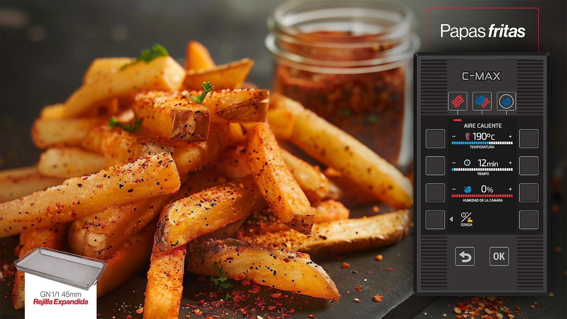 Un montón de patatas fritas están sobre una mesa al lado de un tarro de salsa.