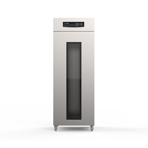 Un refrigerador de acero inoxidable con puerta de cristal y ruedas sobre un fondo blanco.