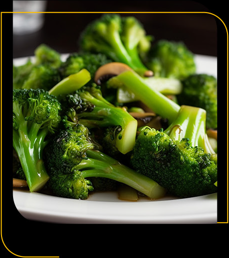 Un plato blanco cubierto con brócoli y champiñones.