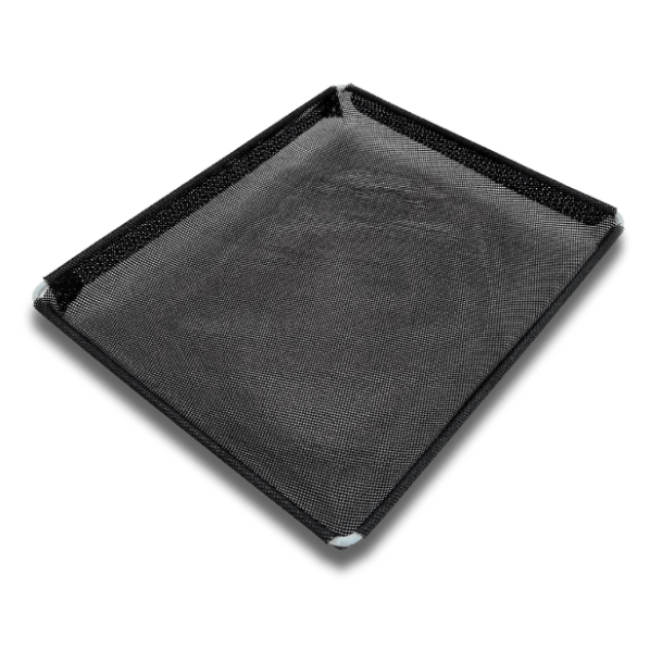 Una bandeja de malla negra sobre un fondo blanco.