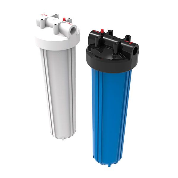 Dois filtros de água, um branco e um azul, estão lado a lado em um fundo branco.
