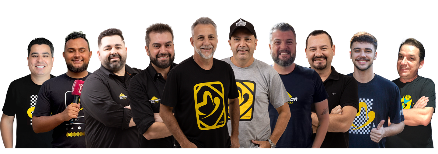 Grupo de sete pessoas, juntas e sorridentes, com crachás. São, em sua maioria, homens, com uma mulher de vestido turquesa.