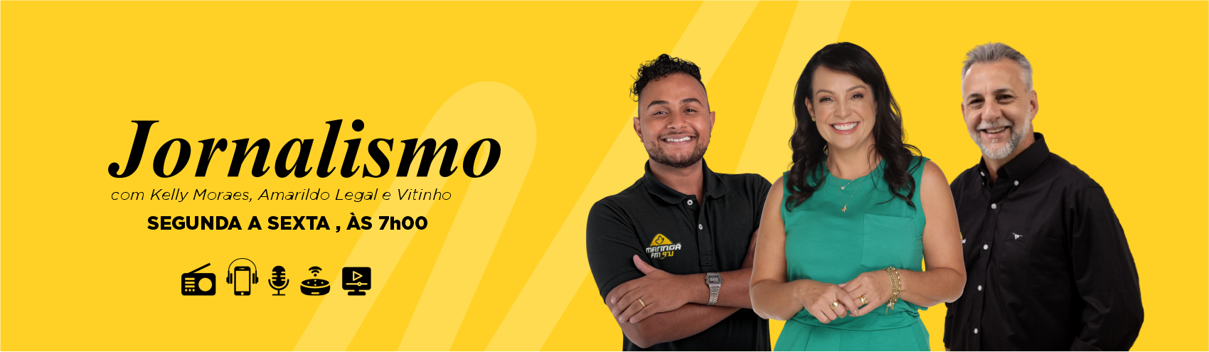 Três pessoas sorrindo em frente a um fundo amarelo com o texto 
