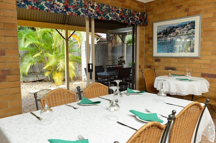 A Dining Room With Tables and Chairs and a Picture on the Wall — Country Comfort Gin Gin Wild Scotsman Motor Inn in Gin Gin, QLD
