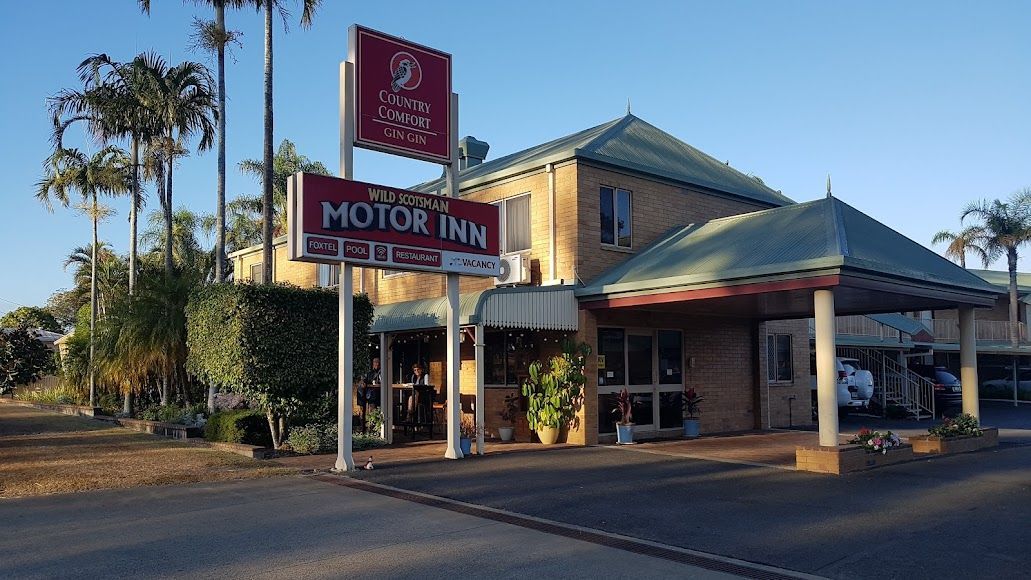 A Large Building With a Sign That Says Wild Scotsman Motor Inn on It — Country Comfort Gin Gin Wild Scotsman Motor Inn in Gin Gin, QLD