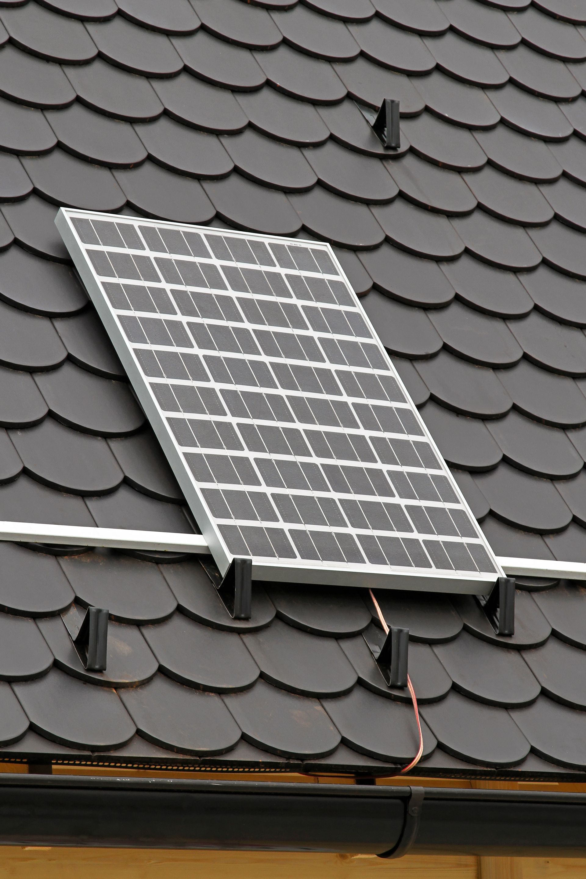A solar panel is sitting on top of a roof