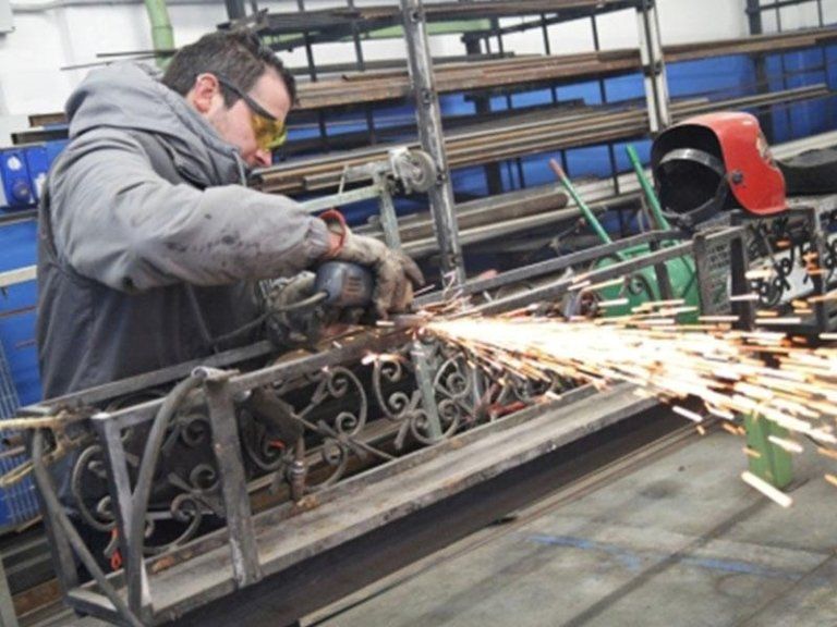 Taglio di refusi del manufatto in ferro battuto