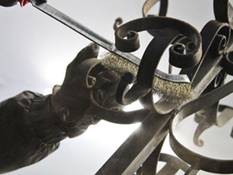 Pulitura di una realizzazione in ferro battuto