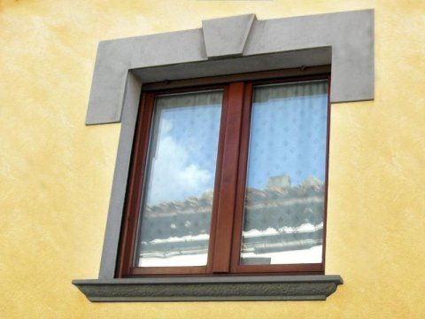 finestra con infissi in legno