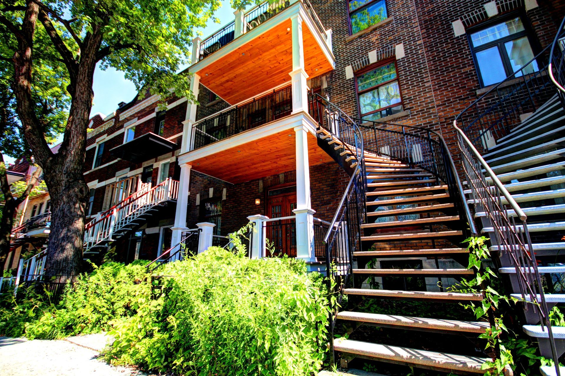 Un immeuble en brique avec des escaliers menant au deuxième étage