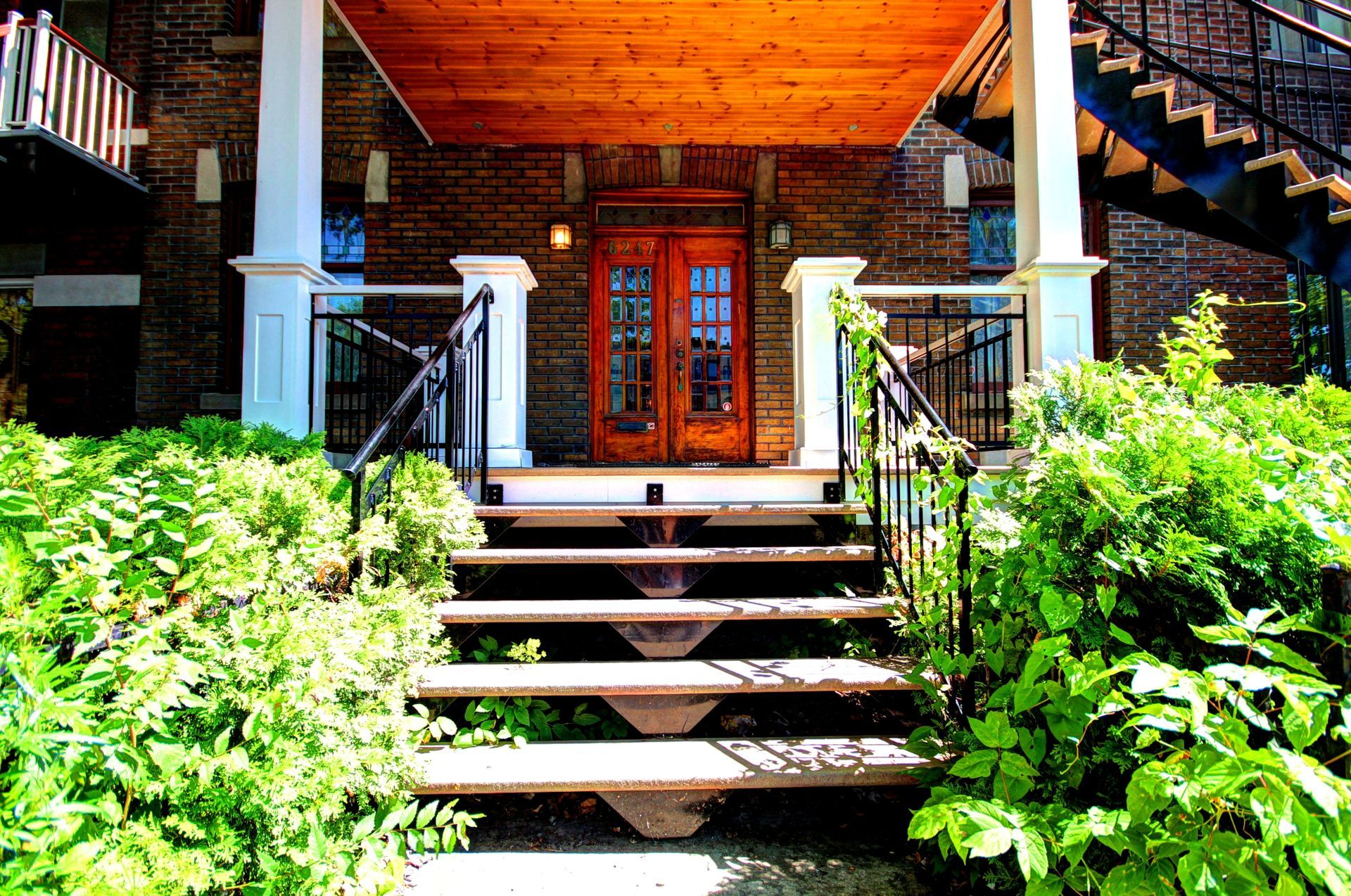 Une maison avec des escaliers menant à la porte d'entrée