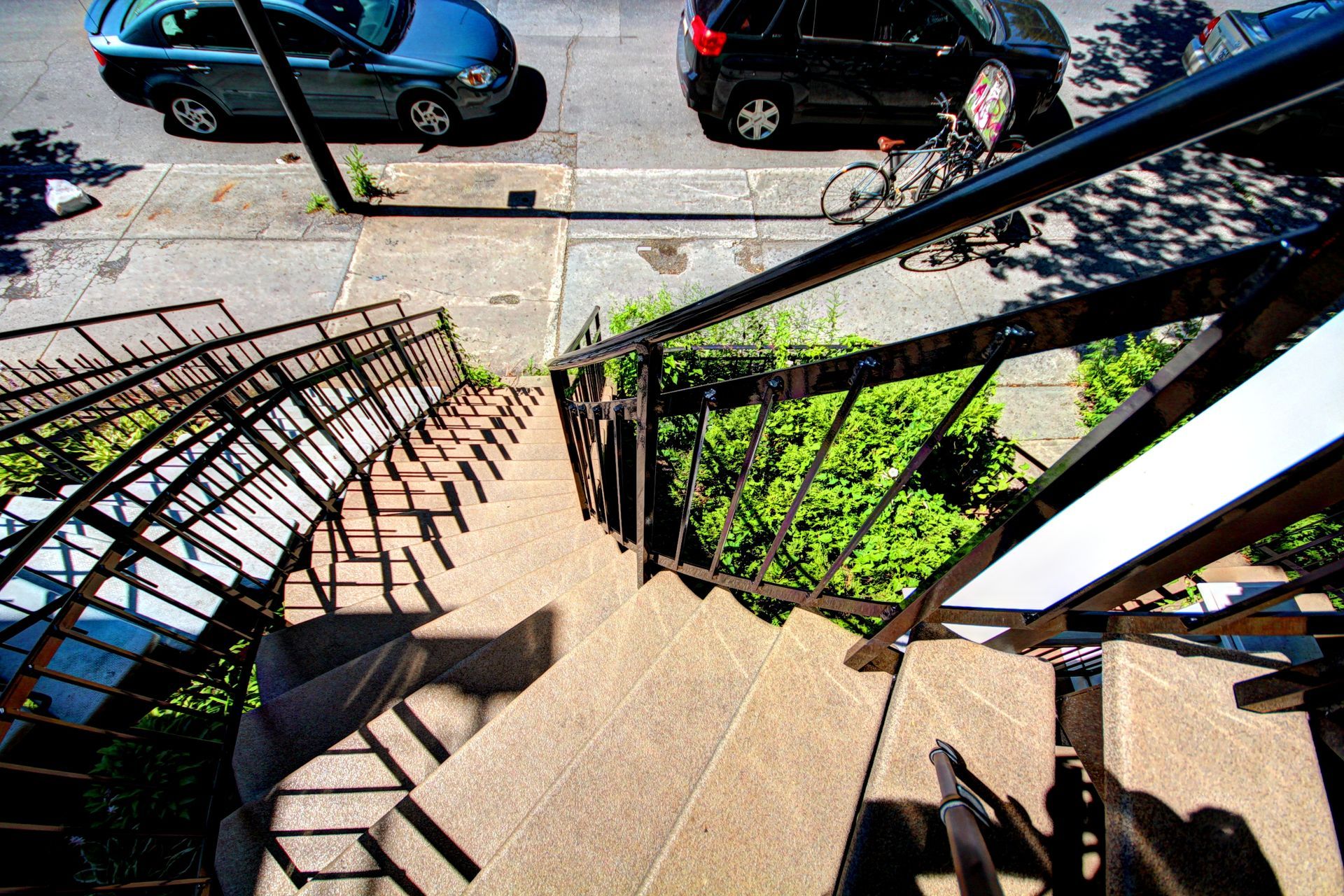 Un escalier avec des voitures garées sur le côté