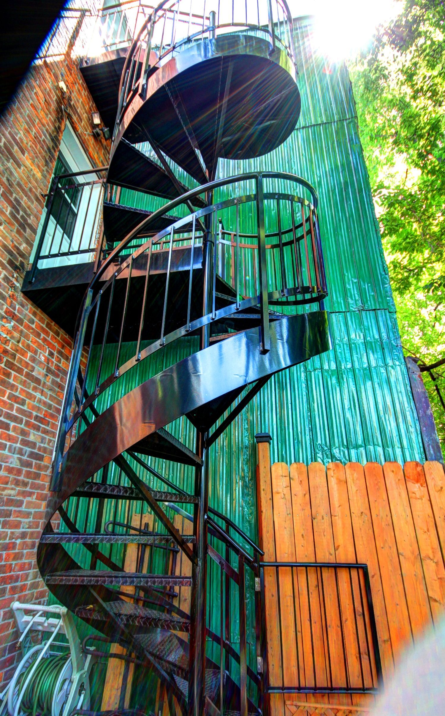 Un escalier en colimaçon est fixé sur le côté d'un bâtiment.