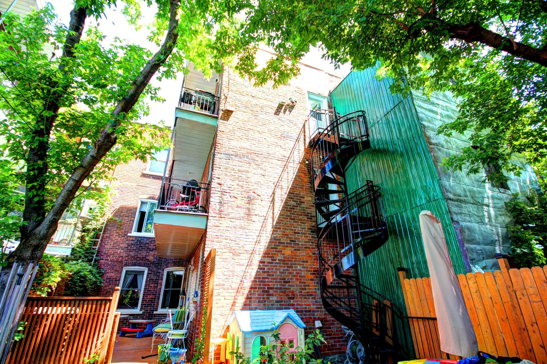Un bâtiment en brique avec un escalier en colimaçon sur le côté