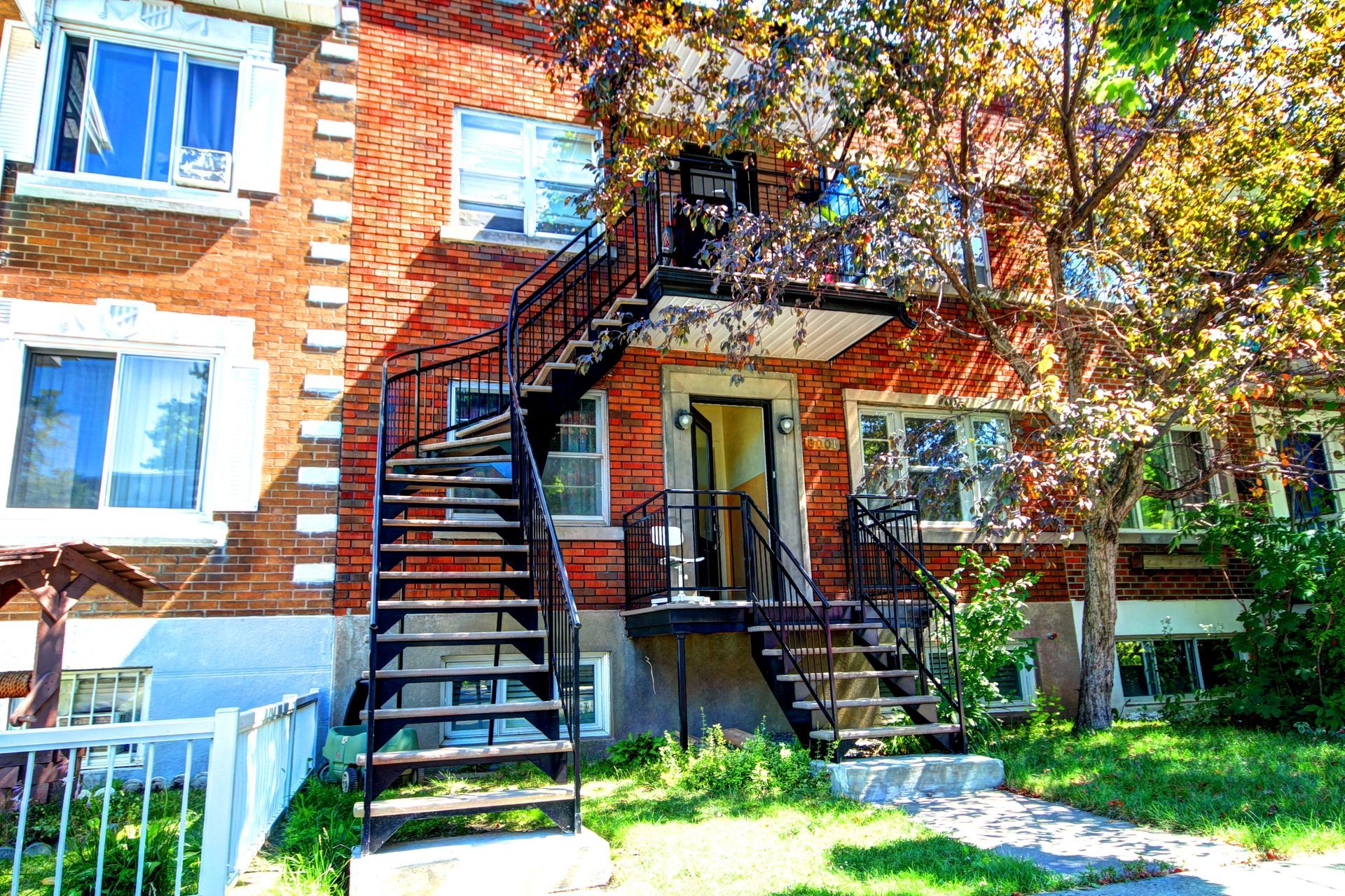 Un immeuble en brique avec des escaliers menant au deuxième étage