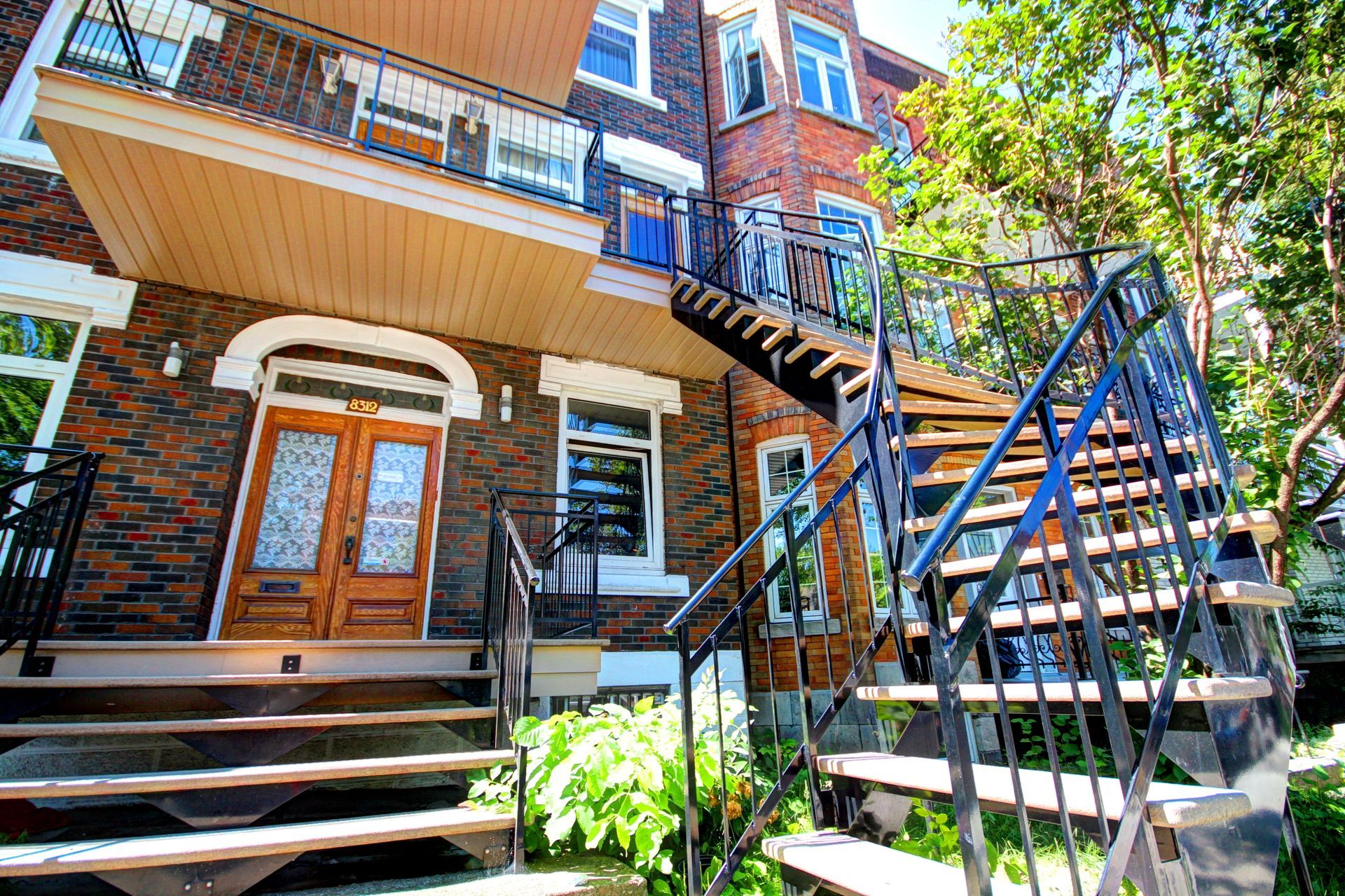 Un grand bâtiment en brique avec des escaliers qui y mènent