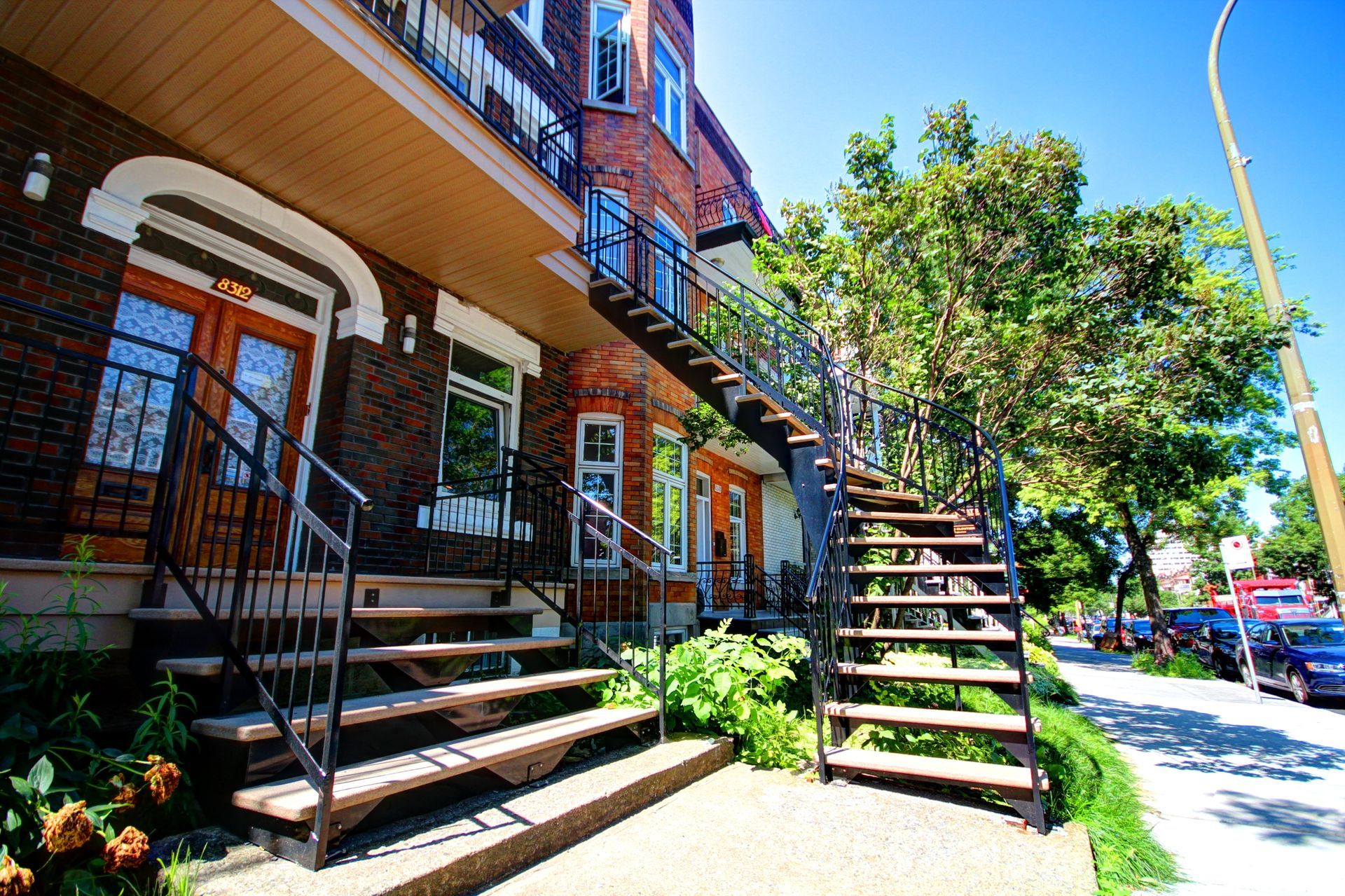 Un bâtiment en brique avec des escaliers qui y mènent
