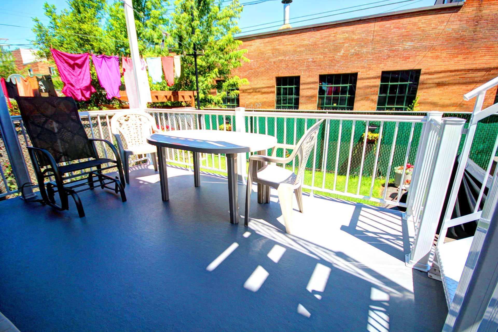 Un balcon avec une table et des chaises dessus