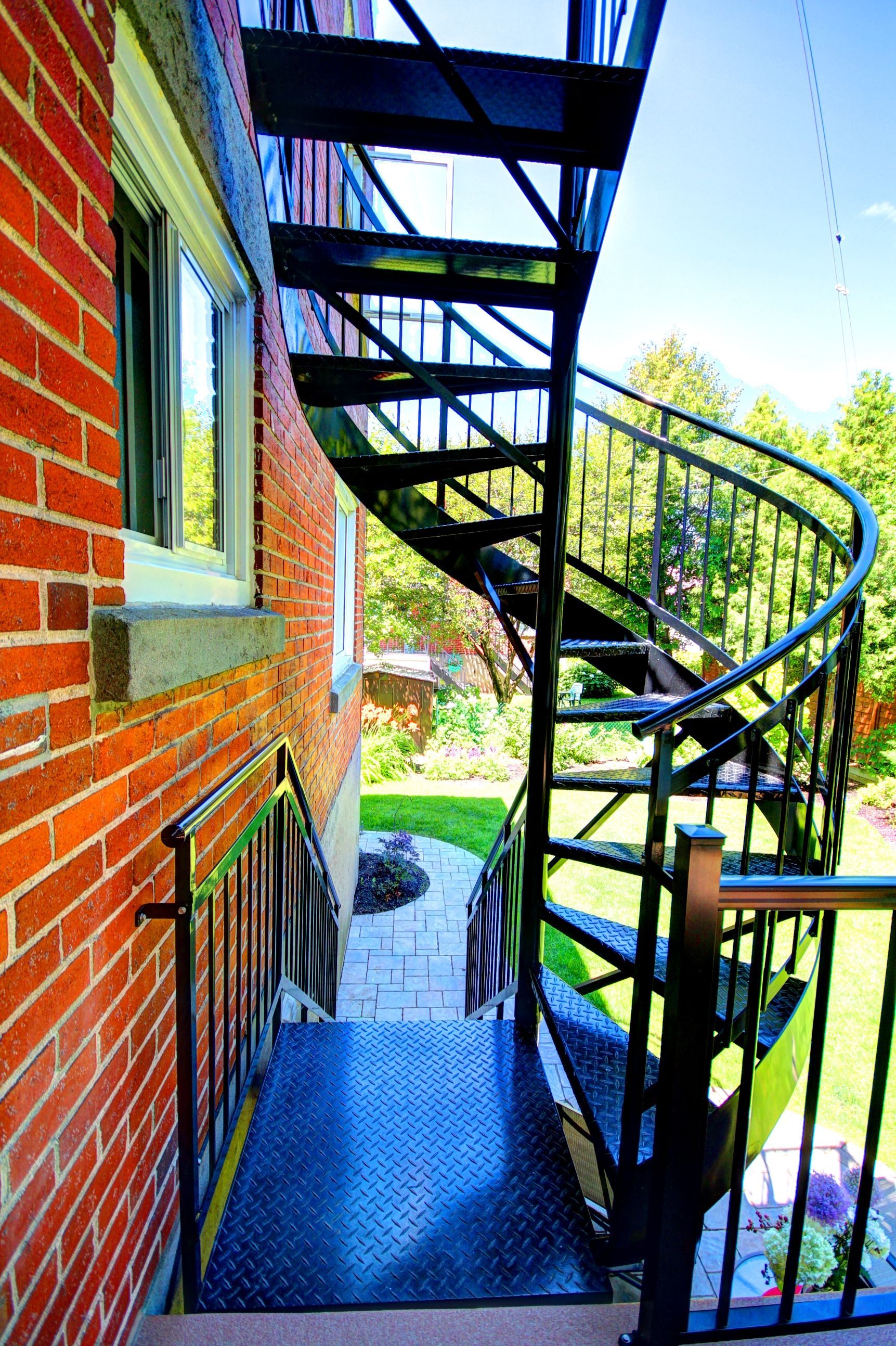 Un escalier en colimaçon menant à un bâtiment en brique