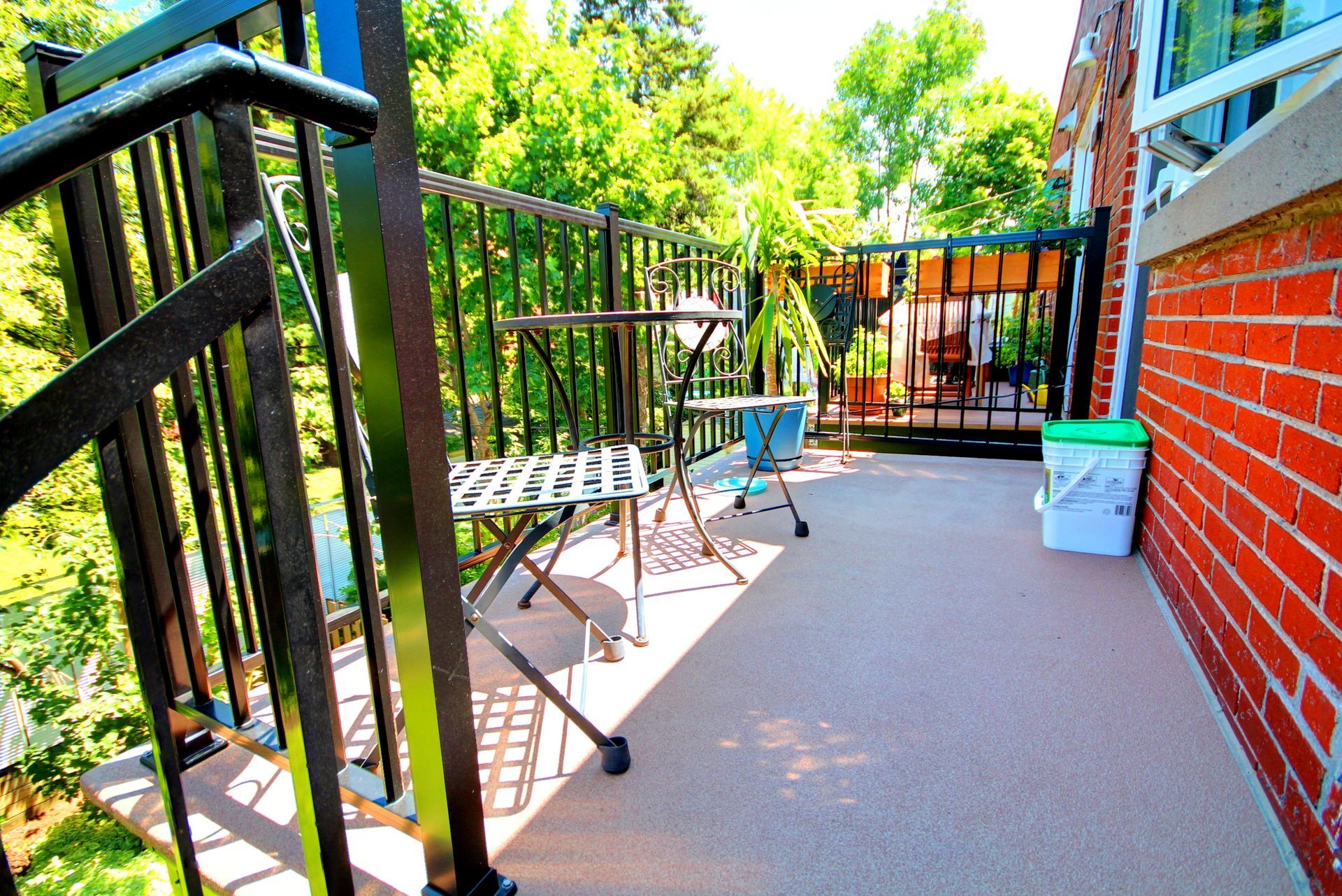 Un bâtiment en brique avec un balcon avec une table et des chaises