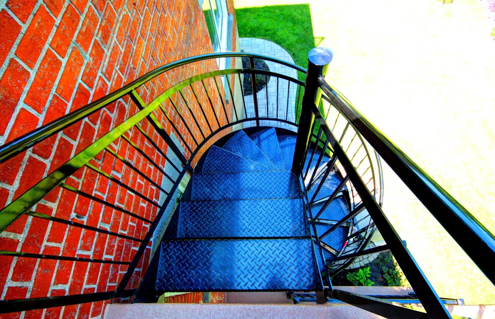 Un escalier en colimaçon avec un mur de briques en arrière-plan
