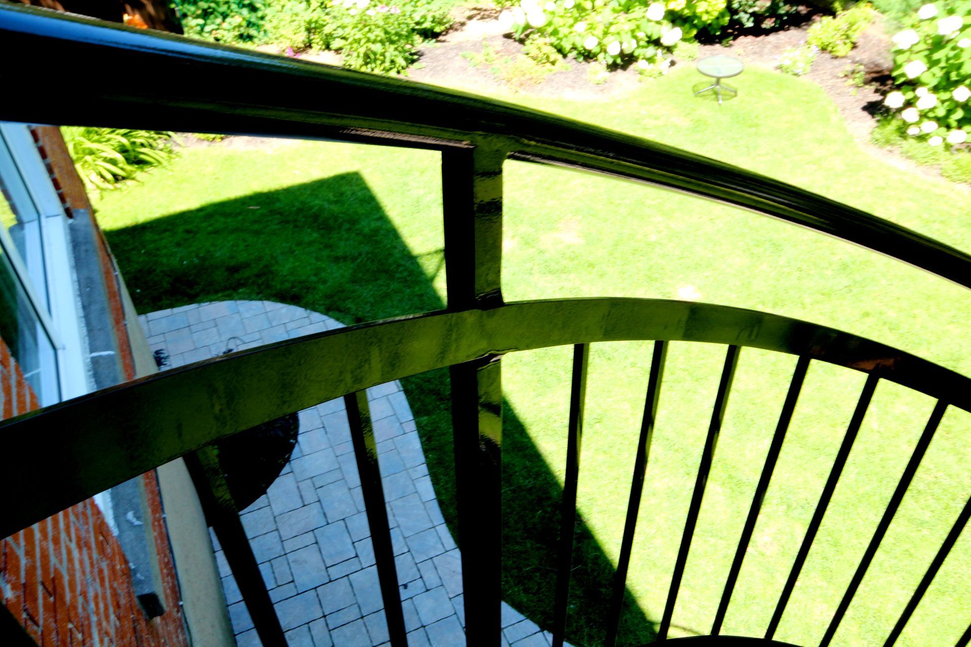 Un escalier en colimaçon avec un bâtiment en brique en arrière-plan