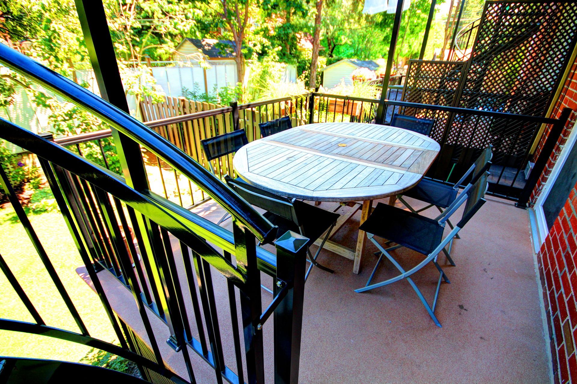 Un balcon avec une table et des chaises dessus
