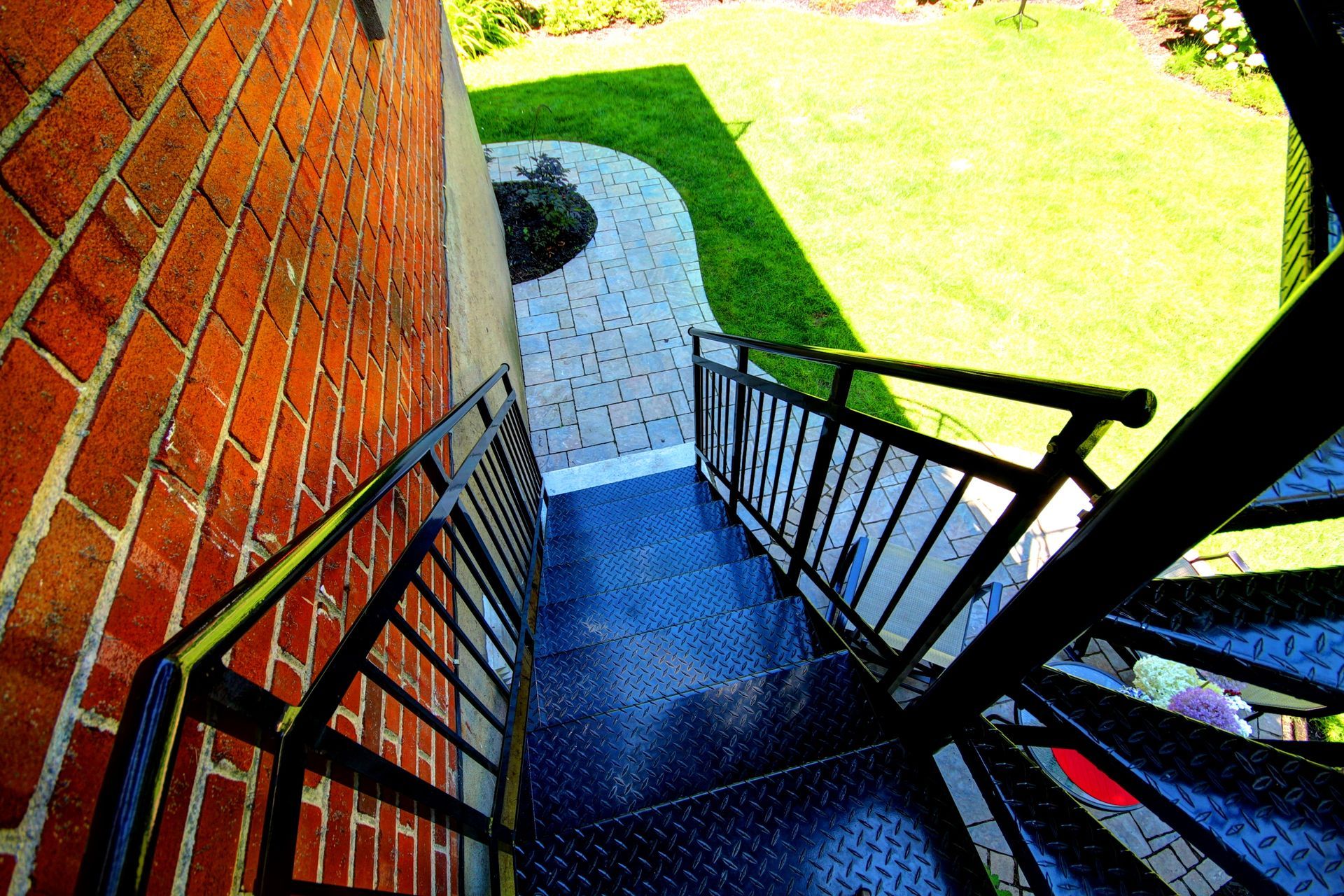 Un escalier en colimaçon avec un mur de briques en arrière-plan